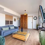 Open Sky Terrace Lage 1 Bdr & Parking *